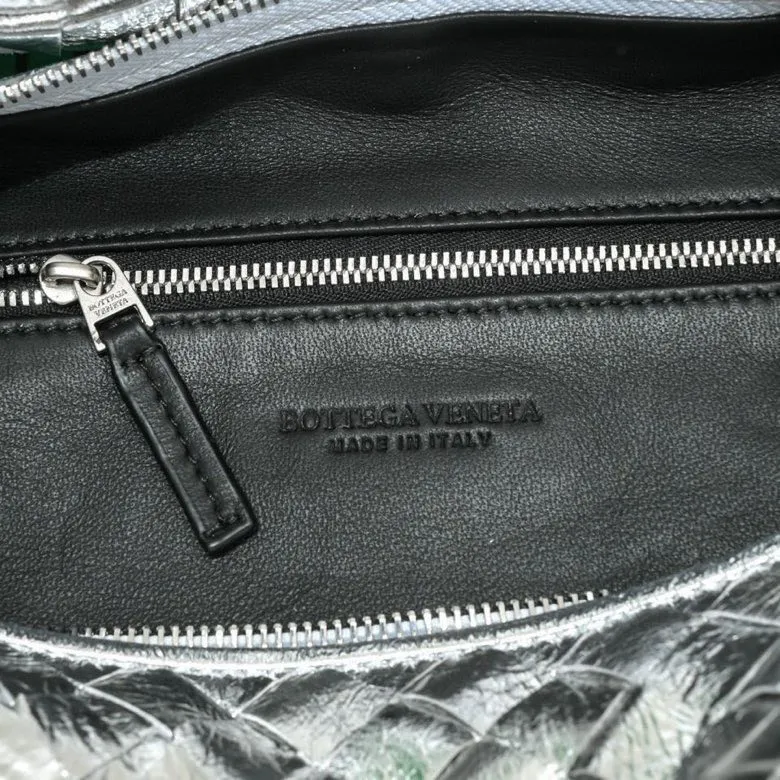 Batch 1520 BV Bottega Veneta's new women's medium JODIE handbag BV bag 🔥The new method is to round the corners on the original basis, and knot the round hobo bag with classic woven leather. The most iconic triangular pull-out design is made of sheepskin hanging soft shape, which is super suitable for concave shapes~Jodie feels really gentle to people. It is definitely the best item for daily matching, unchanged weaving, new elements twist, versatile, and the new favorite of street style Internet celebrities! Size: 36*21*13 Model: 6697